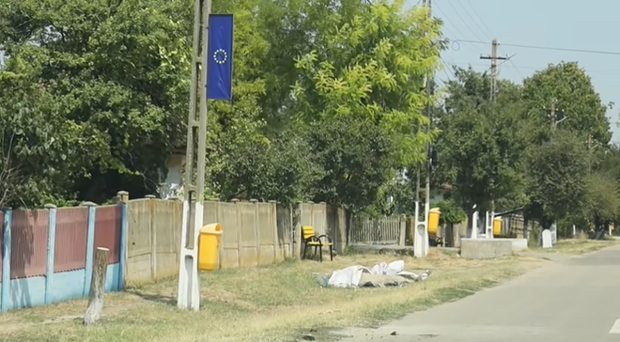 Primarul din Dolj care a cumpărat bănci de 120.000 de lei s-a răzbunat pe localnicii care au vorbit cu presa