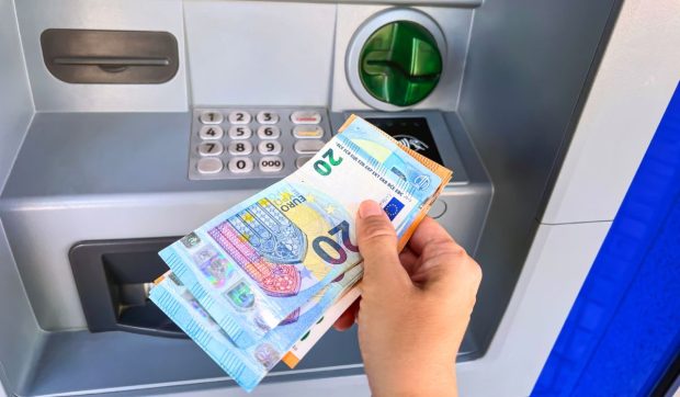 Metoda anulării, schema cu care o grupare de români a retras 580.000 de euro de la bancomate