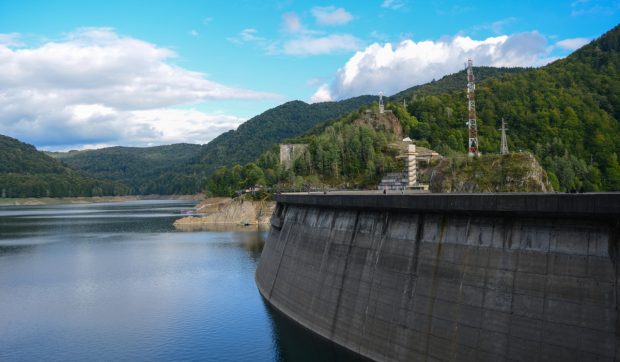 Lacul Vidraru a împărțit internetul în două, după un val de fake-news: „francezi care vor să ia aurul din nămol” și cruci de cimitir care „ies la suprafață”