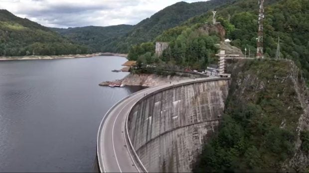 Lacul Vidraru va fi golit pentru prima dată în 50 de ani. Milioane de metri cubi de apă vor fi deversate în mod controlat