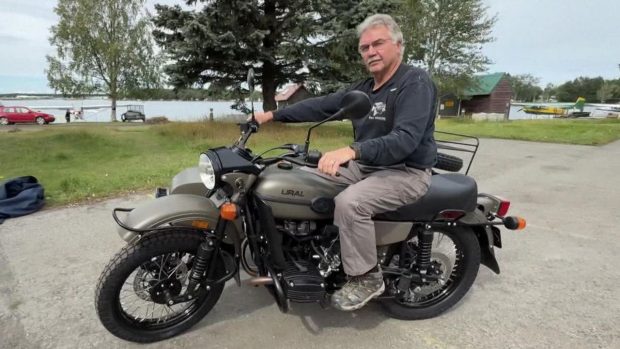 Un bărbat din Alaska a primit o motocicletă nouă de la Vladimir Putin în timpul summitului Trump
