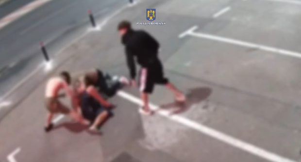Trei tineri din Timișoara au fost filmați când își unesc forțele să bată un bărbat în fața unui cazinou