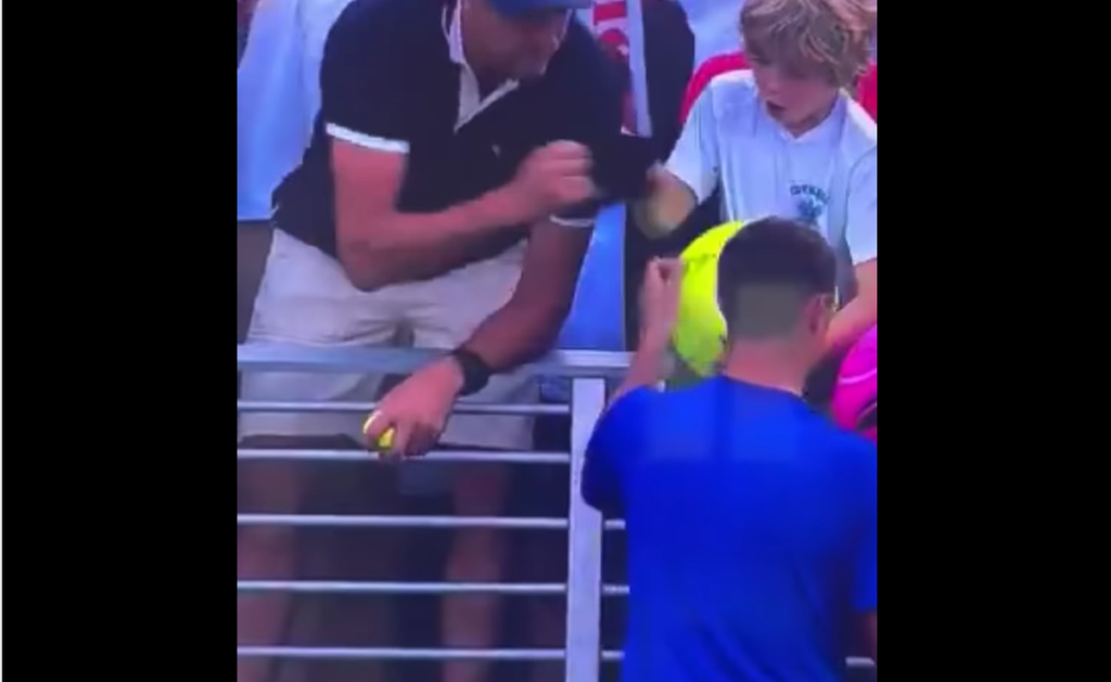 Un adult în toată firea a furat șapca unui copil, primită de la tenismenul Majchrzak la US Open, iar internetul a pornit la vânătoare