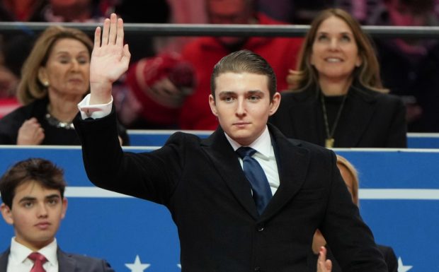 Imagine Stire Băiatul lui Donald Trump nu s-a plictisit vara aceasta, deși nu și-a făcut o iubită. Cu ce s-a ocupat Barron, care are 19 ani | 2review.ro