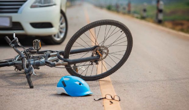 O șoferiță băută a omorât cu BMW-ul un biciclist care mergea la muncă. Judecătoria Brăila i-a dat 2 ani și 8 luni cu suspendare: „E tânără”