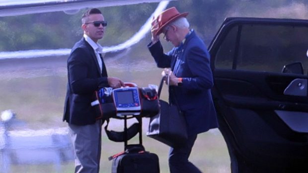 Bill Clinton, surprins cu defibrilatorul pe un aeroport. Fostul președinte și soția sa, Hillary, au fost citați în procesul Jeffrey Epstein