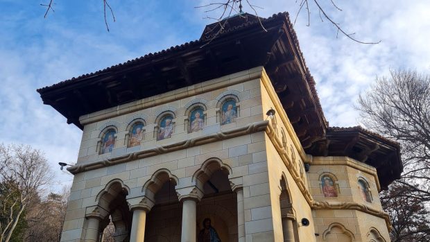 Misterul filozofilor pictați pe zidurile Bisericii Brătienilor de la Florica, Argeș. De ce lăcașul de cult nu a fost vreodată pictat și în interior