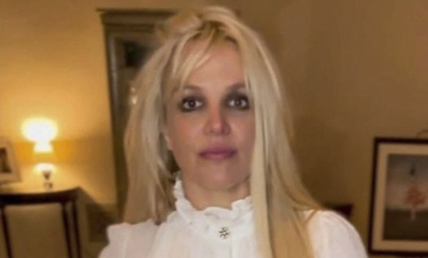 Imagine Stire Britney Spears a pozat complet goală și încălțată cu cizme înalte. Apariția vedetei i-a șocat pe fani, care sunt îngrijorați pentru ea | 2review.ro
