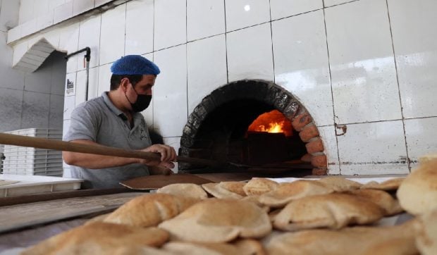 „Afară e cald, dar înăuntru e ca în iad”: brutarii din Arabia Saudită lucrează la foc continuu, la temperaturi de peste 45 de grade Celsius