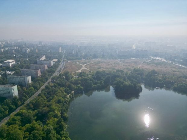 Ministerul Mediului avertizează oamenii din București să evite ieșirile în aer liber: aerul, încă poluat de incendiul de la „Dragonul Roșu”