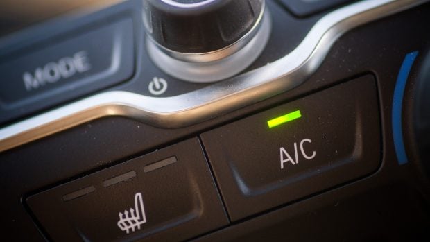 Greșeala banală care îți poate strica vacanța: țările europene unde poți primi amenzi de peste 400 de euro dacă lași AC-ul pornit când mașina nu se mișcă