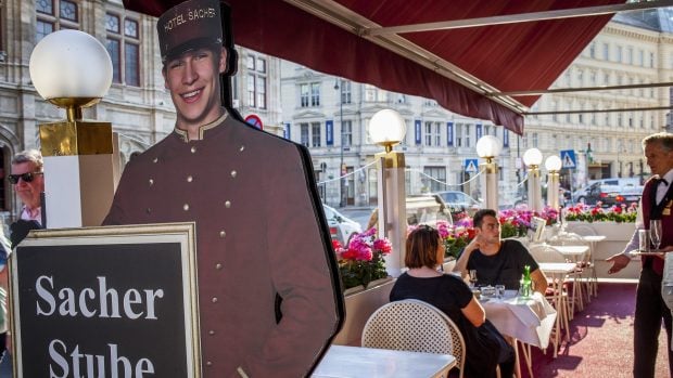 Cafeneaua-vedetă din Viena dă faliment după 150 de ani. Ospătarii, celebri pentru tonul morocănos față de clienți