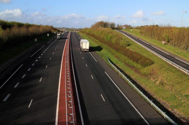 Două camioane s-au ciocnit când unul dintre șoferi salva de la moarte o tânără de 30 de ani, pe o autostradă în Franța