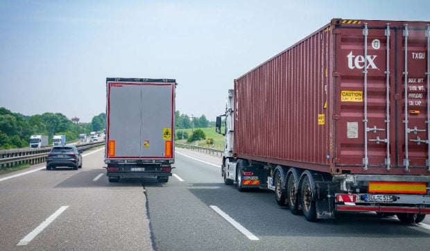 Un șofer de TIR curajos și-a bătut un coleg, ca să-i ia cheile de la camion și să nu-l mai lase să conducă, pe autostradă, în Germania