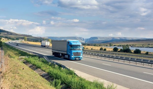 Camioanele vor plăti taxă pe distanță și poluare doar din 1 iulie 2026. Guvernul a amânat noul sistem de tarifare rutieră TollRo