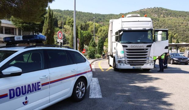 Un șofer român de TIR a povestit cum a fost convins să transporte cocaină din Spania în Franța și a spus câți bani a câștigat