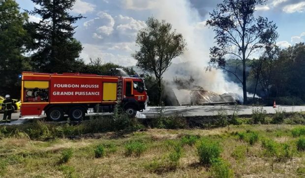 Un șofer român de TIR a băut două sticle de rosé seara și a doua zi polițiștii l-au găsit răsturnat în șanț, cu camionul în flăcări, în Franța