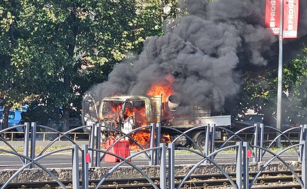 O camionetă a luat foc lângă stadionul Ghencea, înaintea meciului de Cupa României dintre Steaua și UTA Arad