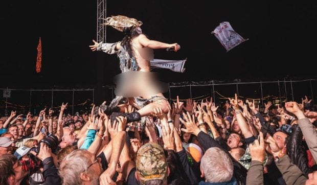 Cântărețele unei trupe rock din Norvegia s-au dezbrăcat complet pe scenă, la Râșnov. În public erau și minori