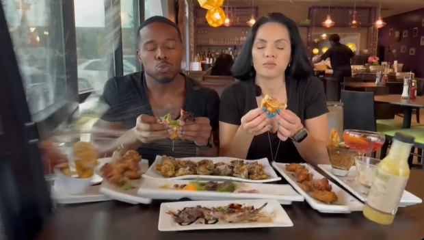 Momentul în care o mașină intră prin peretele unui restaurant, surprins de doi influenceri care se filmau mâncând | VIDEO