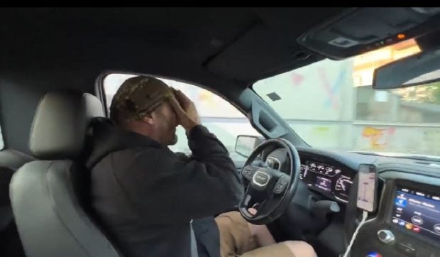 Cheloo surprins în timp ce conduce cu 100km/oră pe străzile din București și își acoperă ochii cu palmele