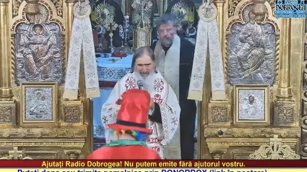 Un clovn s-a pus în genunchi în fața lui ÎPS Teodosie, care citea cele mai puternice rugăciuni de blestem și alungare a diavolului | VIDEO