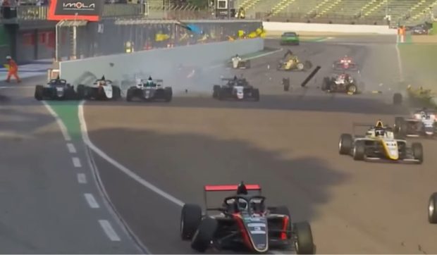 Coliziune masivă în Formula 4 la Imola: 15 mașini implicate într-un carambol la start, cursa oprită