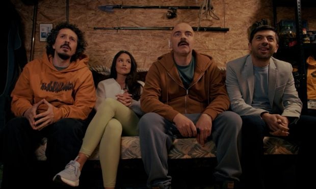 Primele imagini din comedia „Vecina”. Trailerul filmului aduce pe marele ecran coșmarul trăit de Mircea Bravo