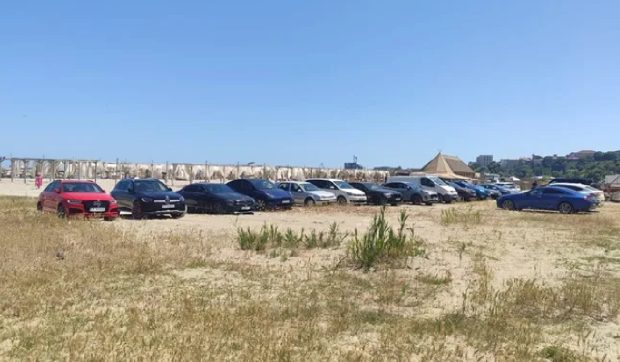 Polițiștii din Constanța au o listă cu 900 de mașini pe ai căror proprietari nu au voie să-i amendeze dacă pătrund pe plajă