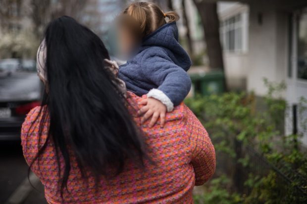 Copii români, „sclavi livrați ca mâncarea la pachet” și vânduți la prețuri „premium”, în Marea Britanie