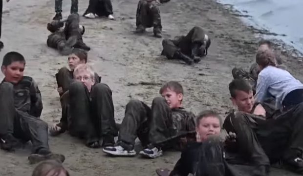 Copii ruși antrenați militar cu arme reale într-o tabără de vară controversată. Tinerii mânuiesc AK-47 și grenade I VIDEO