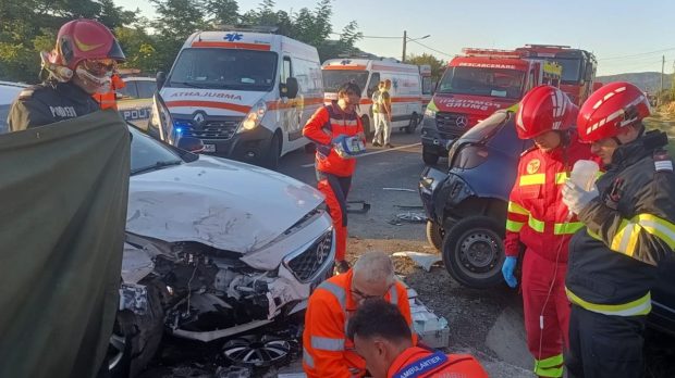 Un copil de 3 ani a murit, aruncat prin parbriz, într-un accident din Vâlcea, pentru că nu era într-un scaun pentru copii