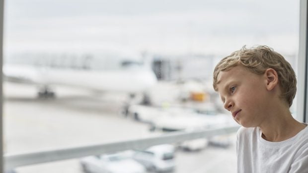 Un copil de 10 ani a fost lăsat în aeroport de părinți pentru că nu voiau să piardă vacanța: avea pașaportul expirat