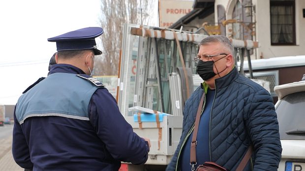 Inspectorul ANAF prins când lua mită în toaleta unui hotel a scăpat de închisoare cu executare. Judecătorii au considerat că șpaga a fost mică