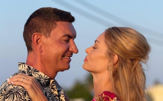 Unde au plecat Cristi Borcea și Valentina Pelinel într-o vacanță romantică. El a atras atenția la plajă: „E de nerecunoscut”