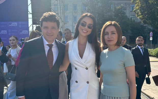 Imagine Stire Ispita Cristina Scarlevschi de la Insula Iubirii s-a pozat cu Nicușor Dan și Maia Sandu: „Mă simt recunoscătoare și mândră”. E originară din Republica Moldova | 2review.ro