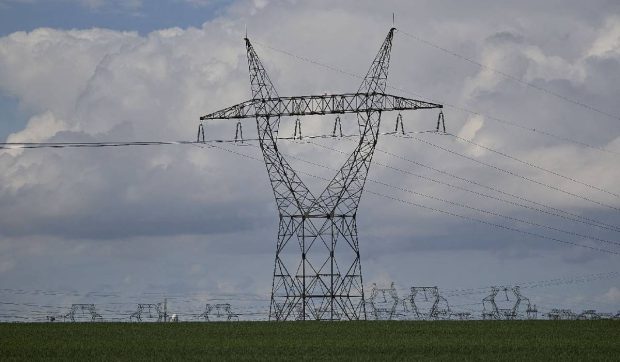 Prețuri negative la energie, dar traderii români vor câștiga dublu de la consumatori și producători. România importă masiv din Ungaria