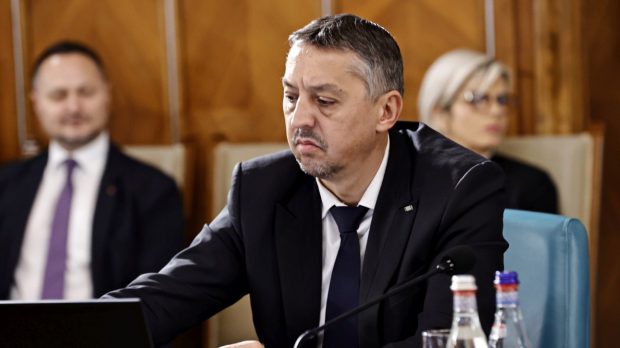 Începerea anului şcolar cu salarii şi burse, imposibilă dacă Guvernul nu ia rapid decizii dure, a avertizat Daniel David elevii