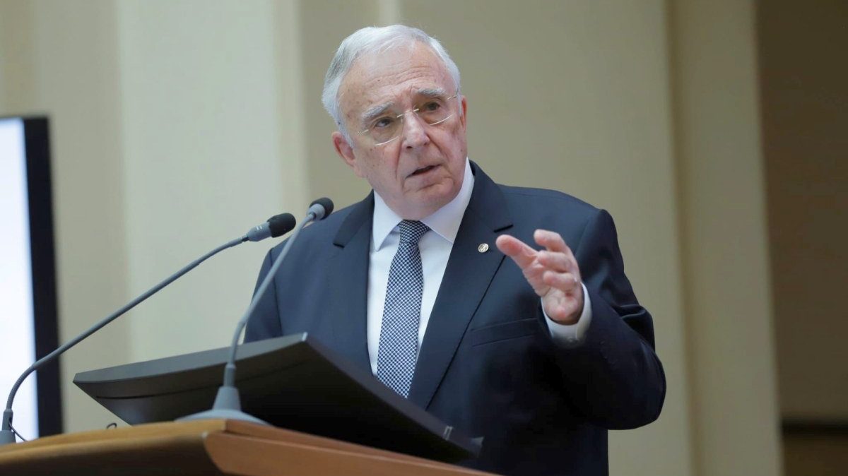 Un videoclip cu Mugur Isărescu care „amenință” cu pistolul o jurnalistă la Sinteza Zilei, în fața lui Mihai Gâdea a devenit viral și e o campanie deepfake