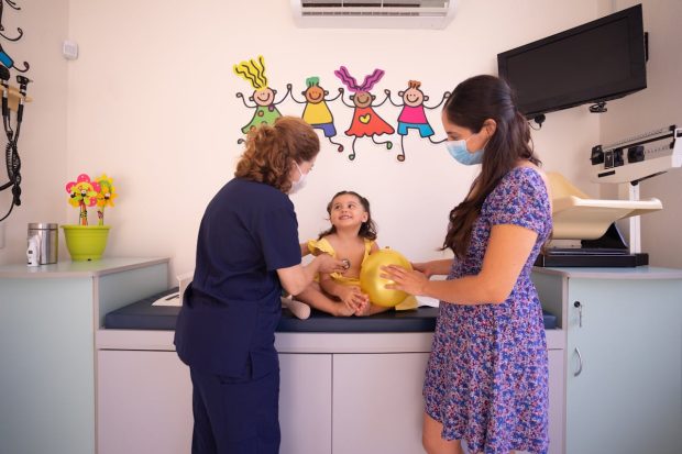 De ce nu trebuie să aștepți până când copilul e bolnav pentru o vizită la pediatru?