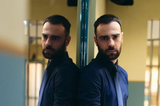 Ce rol va interpreta Denis Hanganu în serialul „Groapa”: „Joc un personaj calculat, rece, care acționează după propriile reguli”