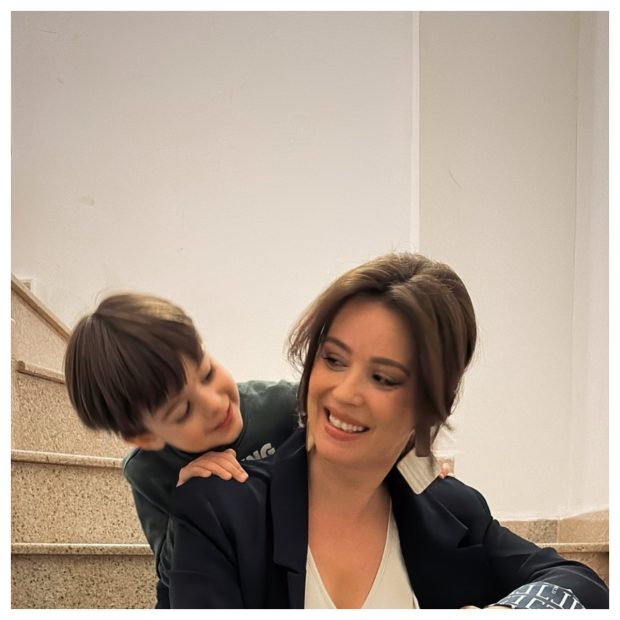 Imagine Stire Cum reacționează fiul Dianei Dumitrescu când actrița este recunoscută pe stradă: „Sper la școală să nu continue” | VIDEO EXCLUSIV | 2review.ro