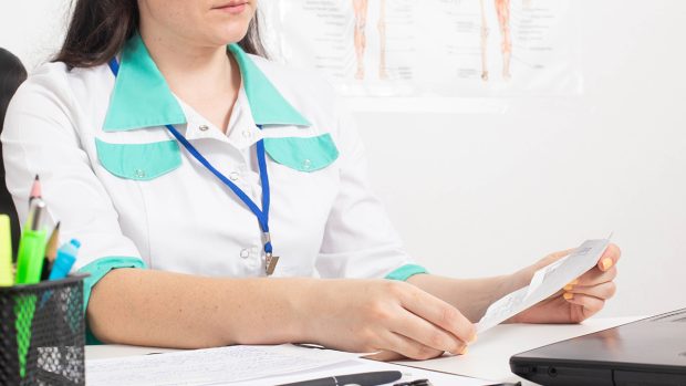 O pensionară a fost păcălită de un doctor fals să-i dea comoara agonisită de-a lungul vieții pentru a-i salva viața fiicei ei