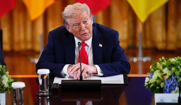 Donald Trump amenință televiziunile ABC și NBC cu pierderea licențelor, supărat că relatările despre el sunt negative