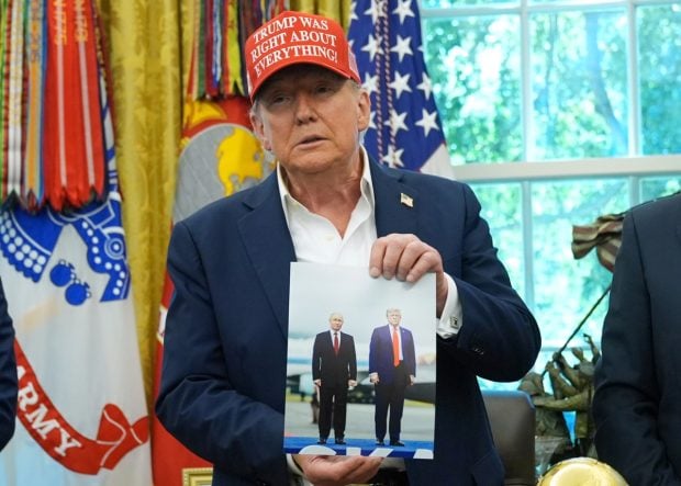 Trump a anunțat când și unde va avea loc tragerea la sorți pentru Campionatul Mondial 2026, apoi a scos din sertar o poză cu Putin