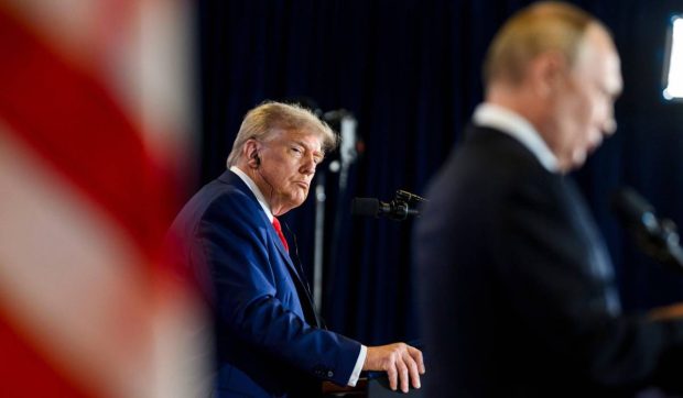 Donald Trump a decis să se retragă din procesul negocierilor de pace dintre Putin și Zelenski, susține o sursă din administrația SUA