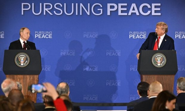 Cum văd ucrainenii summitul Donald Trump – Vladimir Putin: „Lumea rațională se comportă irațional oferindu-i această primire”