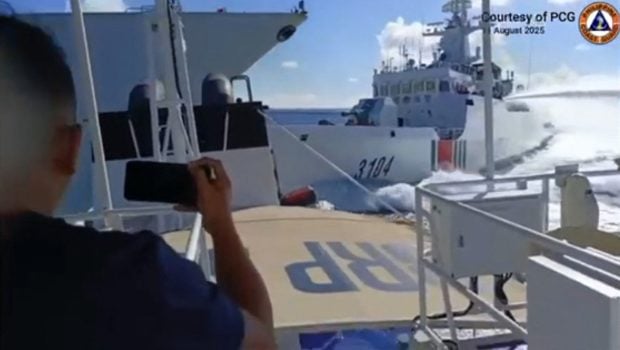 Două nave chineze s-au ciocnit între ele în timp ce urmăreau o ambarcaţiune filipineză. Reacția Beijingului