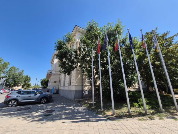 Horia Teodorescu, șeful CJ Tulcea, a spus că nu a știut de steagul Rusiei, deşi firma sa dispune de un apartament în blocul de lângă Muzeul de Artă