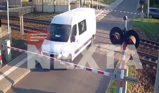 Momentul în care o dubă a rămas blocată între bariere și a fost lovită în plin de un tren, în Polonia